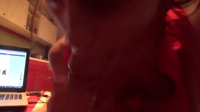 Skoolmeisie suig haar broer se piel terwyl niemand tuis is nie