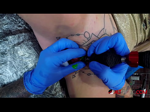 ❤️ Uiters getatoeëerde hottie Sully Savage het 'n tatoeëermerk op haar klitoris gekry ❤️❌ Anale pornografie op af.villagesexvideos.ru ﹏